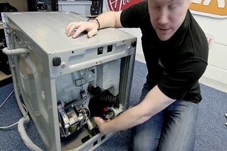 Remplacement du tuyau de vidange par le bas de la laveuse