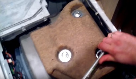 la machine à laver pendant la rotation du tambour cliquetis et la machine vibre