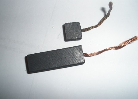 Remplacement des brosses électriques sur le moteur de la machine à laver