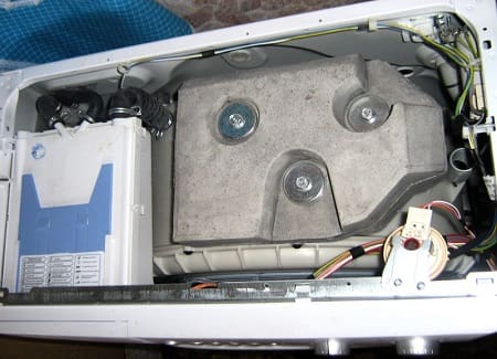 Les contrepoids sont desserrés ou émiettés