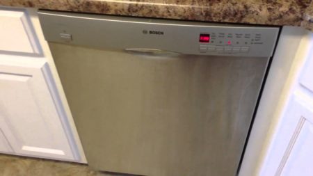 porte du lave-vaisselle bien fermée