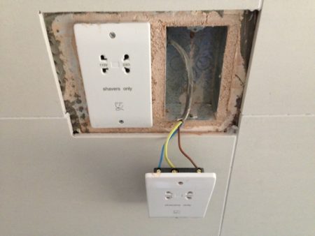 prise pour lave-linge dans la salle de bain