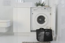 machine à laver dans la salle de bain