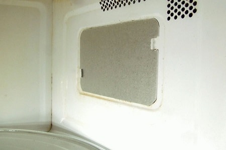 Comment la protection contre les micro-ondes est-elle fournie