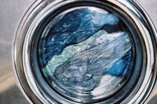 nous lavons les jeans dans une machine à écrire